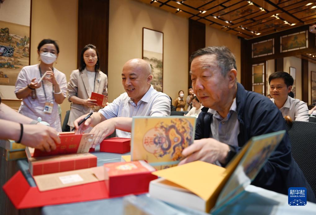 一块棋牌长又方
